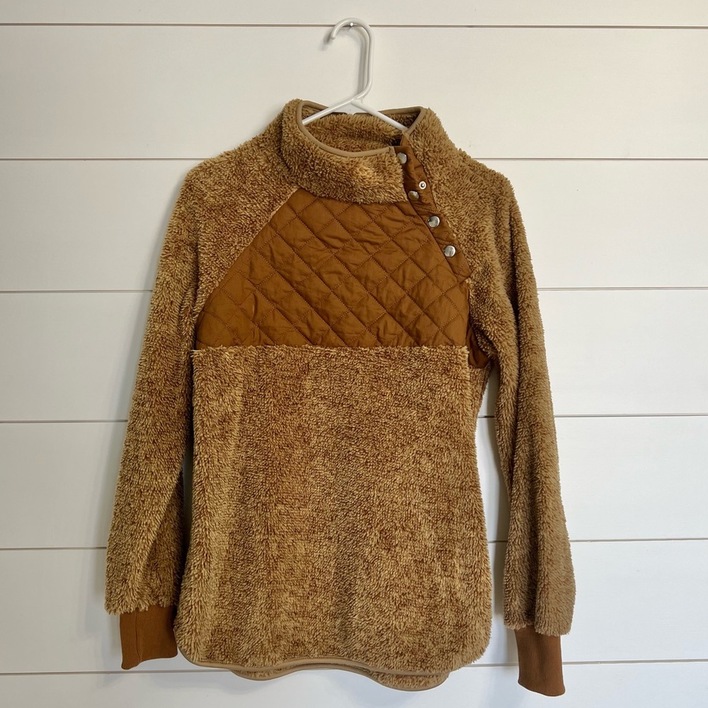 NWOT Women’s Medium Camel colored sweater.  Super soft!